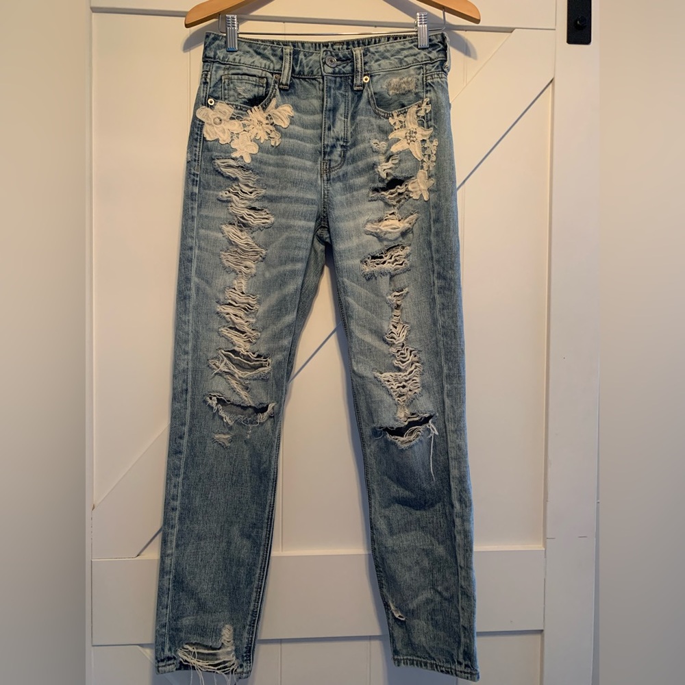 American Eagle distressed jeans embroidered flowers high rise tom girl sz 2